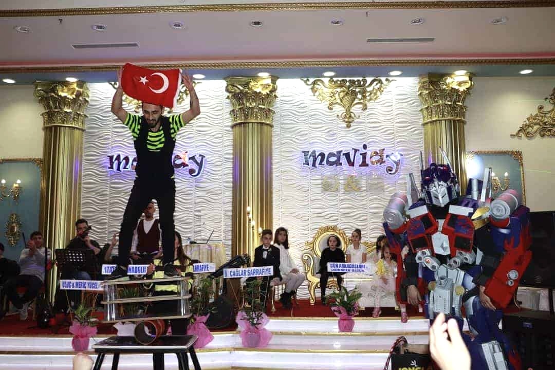 Jonglor Gösterisi, Ateş Gösterisi, Denge Gösterisi, Sihirbaz gösterisi, Robot gösterisi, Palyaço Gösterisi, Tahta bacak Gösterisi, Sirk Gösterisi Hizmet Fiyatları,