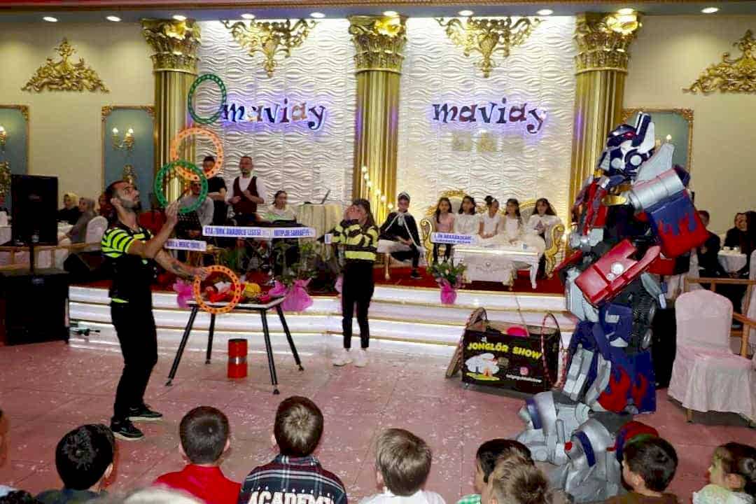 Jonglor Gösterisi, Ateş Gösterisi, Denge Gösterisi, Sihirbaz gösterisi, Robot gösterisi, Palyaço Gösterisi, Tahta bacak Gösterisi, Sirk Gösterisi Hizmet Fiyatları,