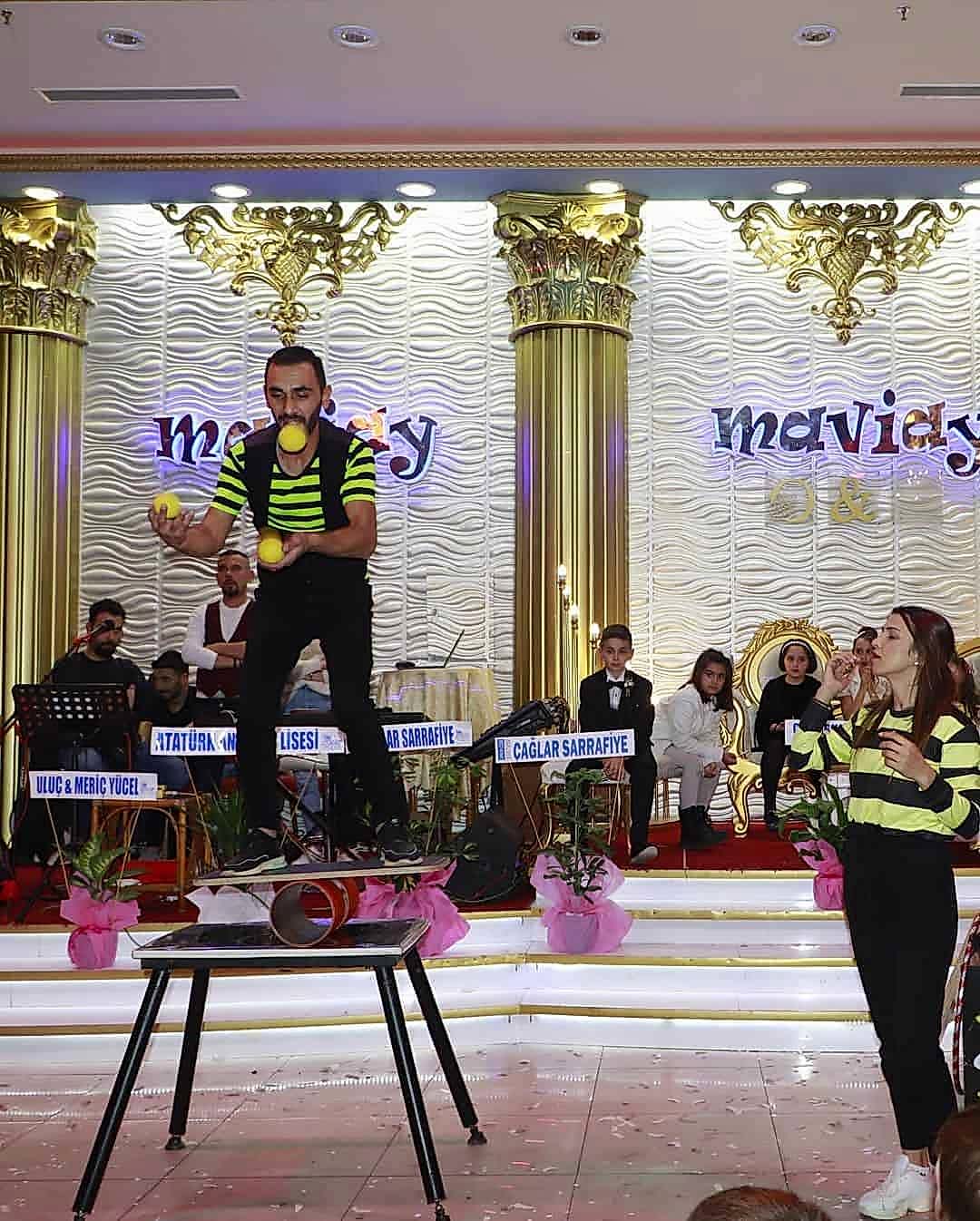 Jonglor Gösterisi, Ateş Gösterisi, Denge Gösterisi, Sihirbaz gösterisi, Robot gösterisi, Palyaço Gösterisi, Tahta bacak Gösterisi, Sirk Gösterisi Hizmet Fiyatları,