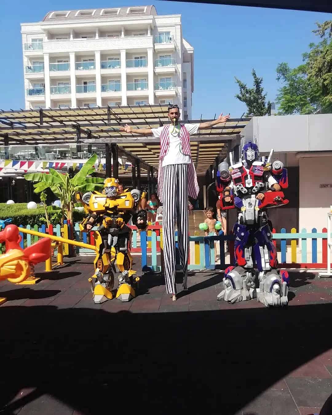 Jonglor Gösterisi, Ateş Gösterisi, Denge Gösterisi, Sihirbaz gösterisi, Robot gösterisi, Palyaço Gösterisi, Tahta bacak Gösterisi, Sirk Gösterisi Hizmet Fiyatları,