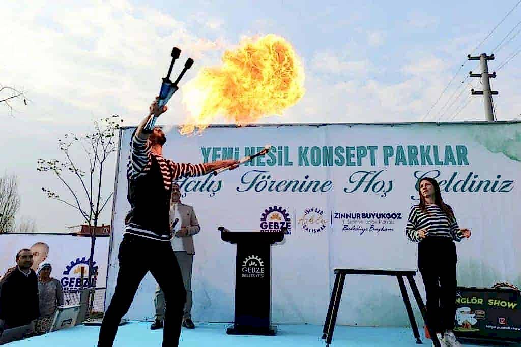 Jonglor Gösterisi, Ateş Gösterisi, Denge Gösterisi, Sihirbaz gösterisi, Robot gösterisi, Palyaço Gösterisi, Tahta bacak Gösterisi, Sirk Gösterisi Hizmet Fiyatları,